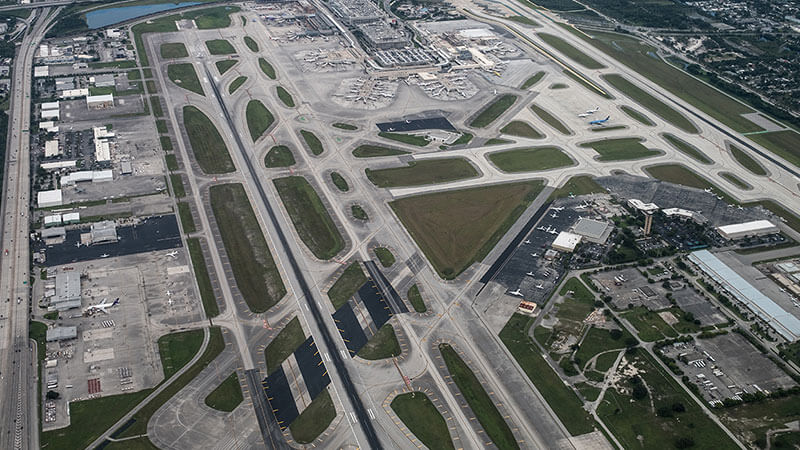 Patio del aeropuerto internacional de Fort Lauderdale y Merril Barber Bridge